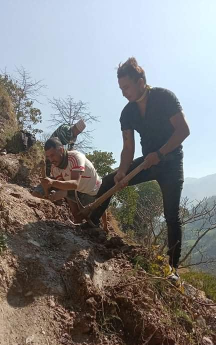 ६ महिनादेखि अवरुद्ध बाटाे तरुण दलद्वारा निर्माण